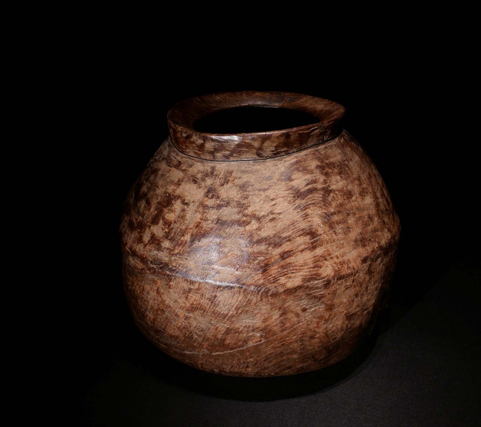 Vorratsgefäss. Holz gehauen. Naga / Nordost-Indien. H 35 cm, D 40 cm. 450.- €