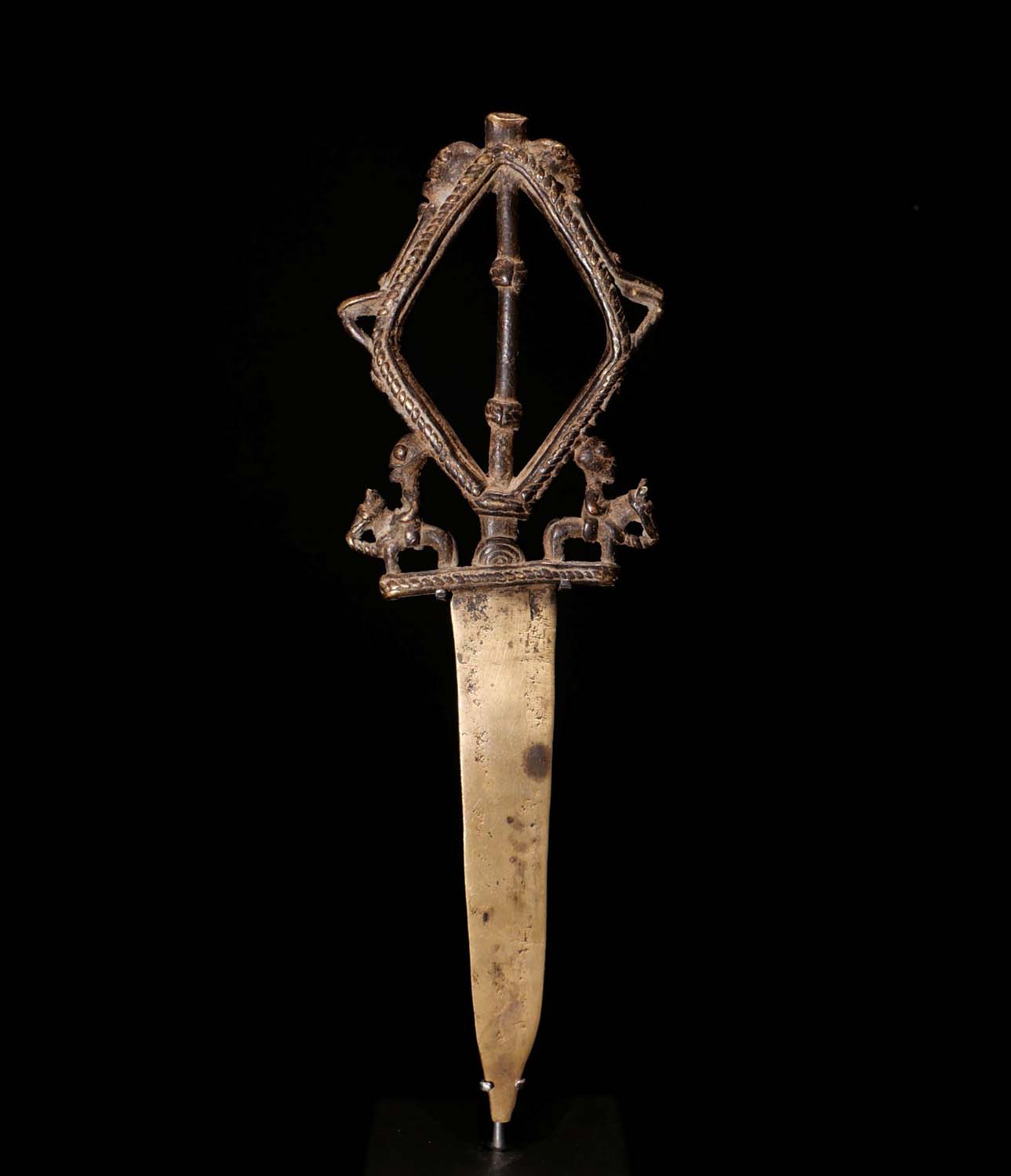 Zeremonielles Messer. Griff aus Bronze, gegossen in der verlorenen Form. Dogon / Mali. H 28 cm.
