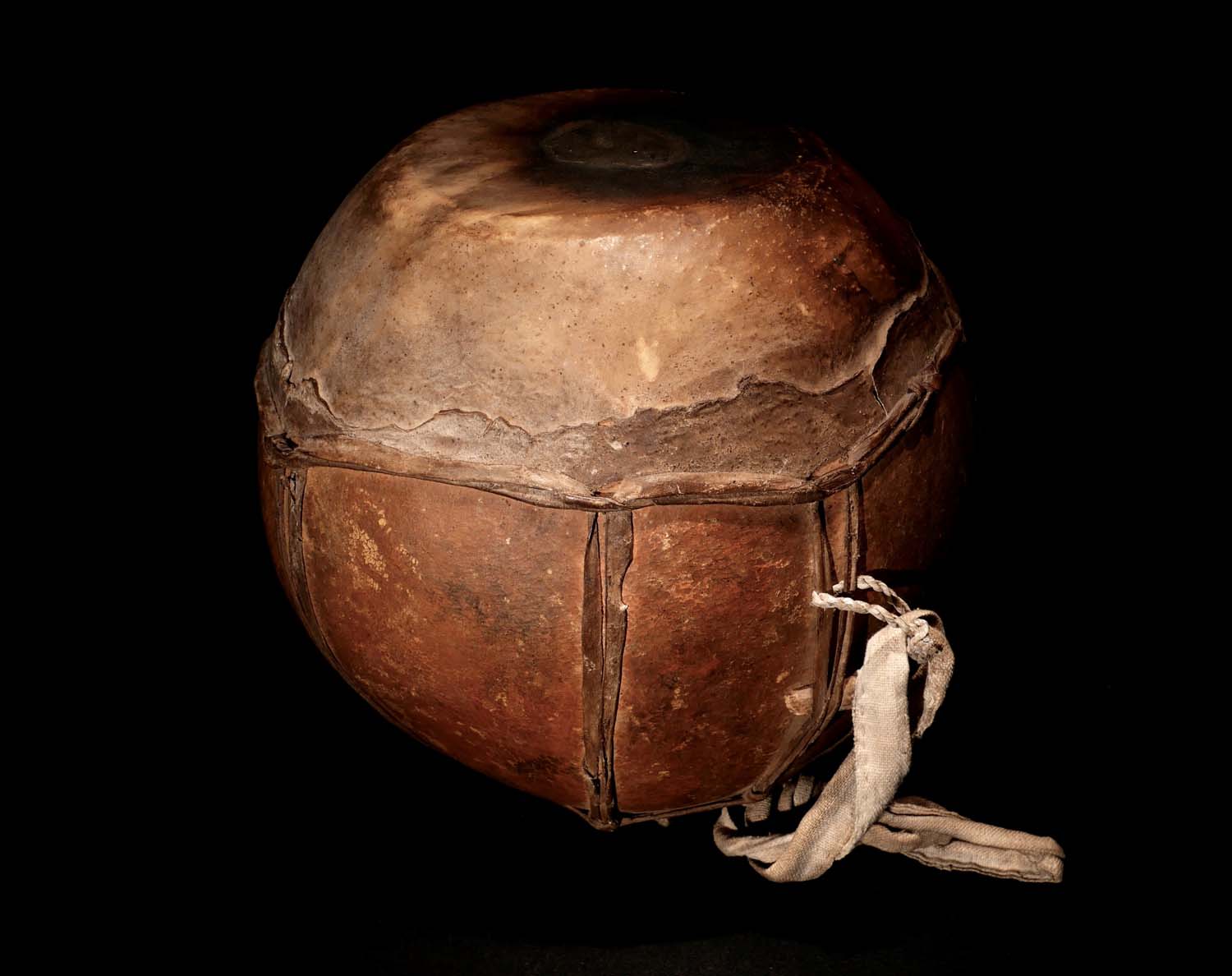 Kalebassen-Trommel, mit Leder bespannt, mit Baumwollband. Erworben in Tireli, Dogon / Mali. H 42 cm, D 45 cm. 300.- €
