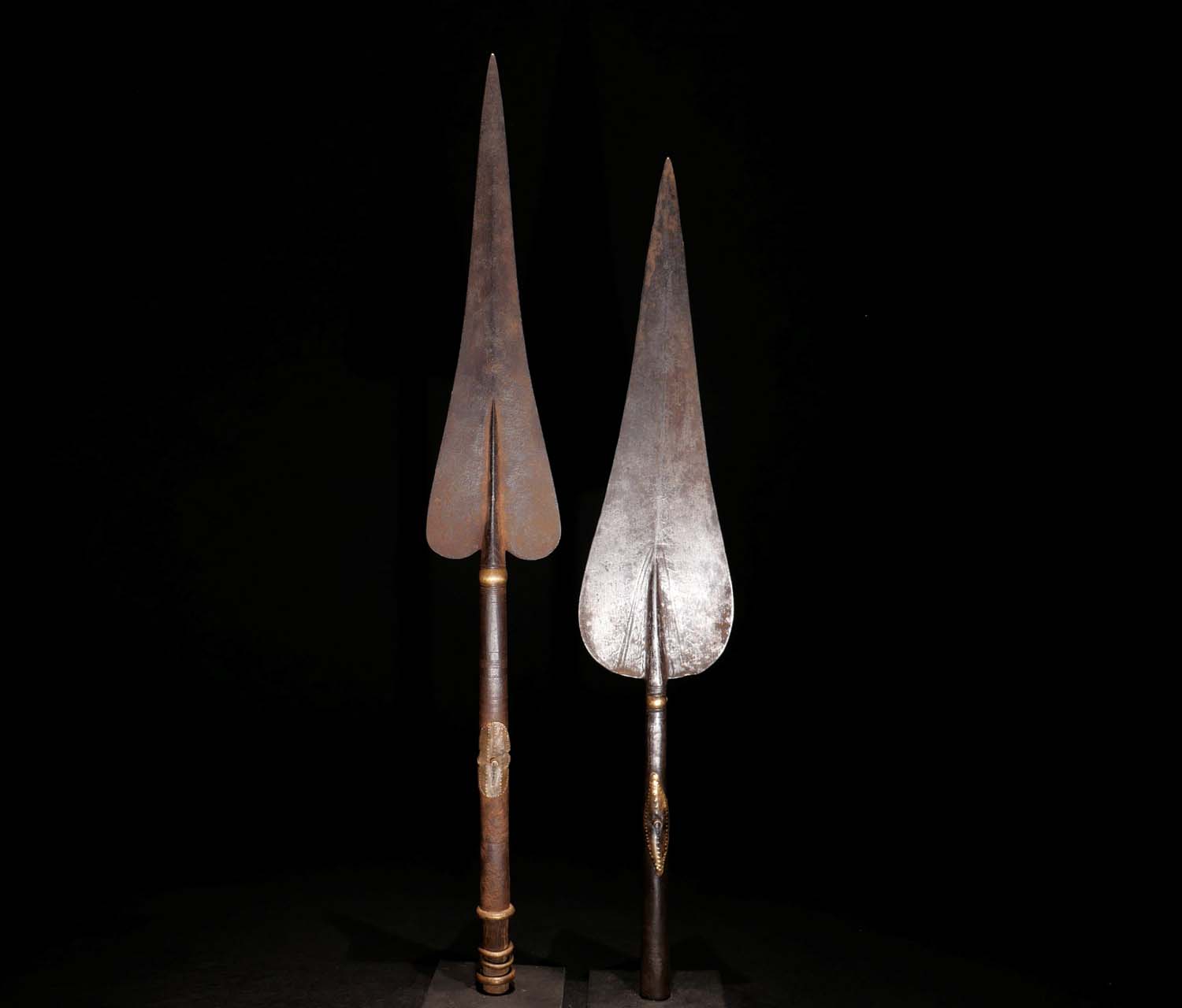 Zwei Speerspitzen. Eisen geschmiedet. Verzierungen aus Messing. Erworben in Tireli, Dogon / Mali. H 68 cm, 300.- €, H 61 cm, 250.- €