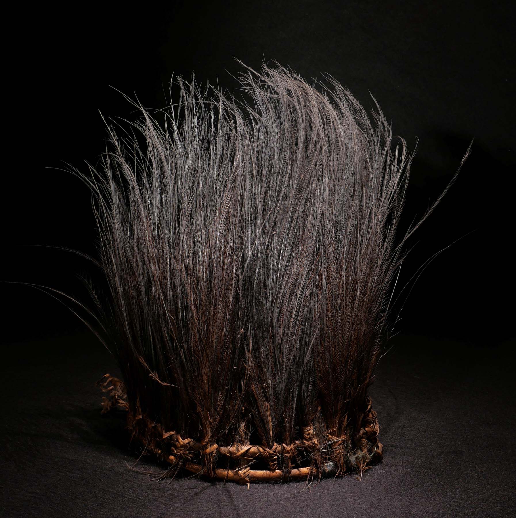 Kopfschmuck für Männer. Rohrgeflecht, Kasuar-Federn. Asmat / Papua-Neuguina. H 34 cm. 800.- €