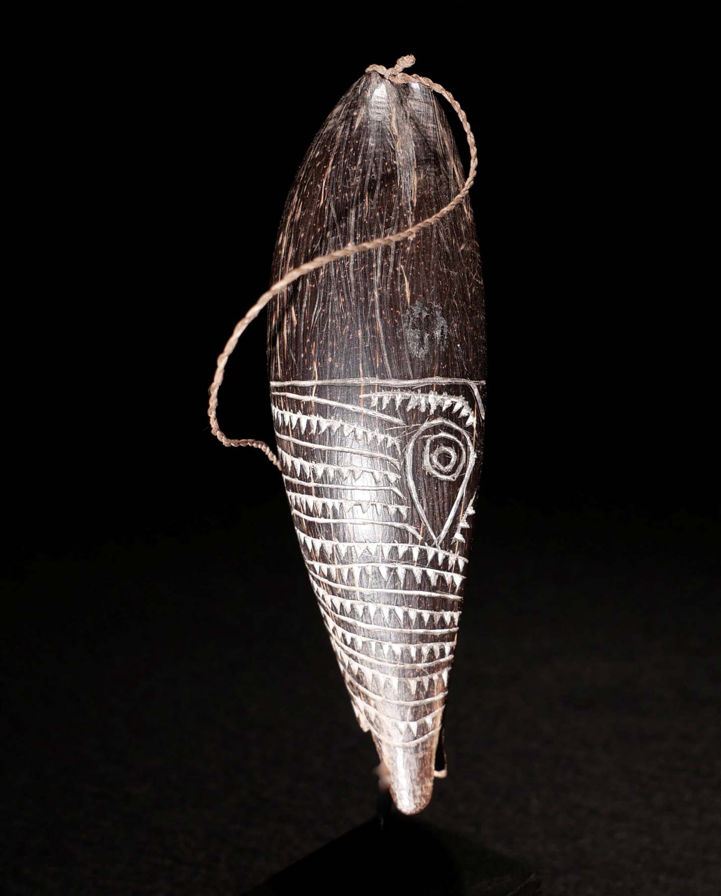Amulett „Marupai“ mit magischen Kräften. Palmholz, Kalk, Schnur. H 10 cm. 700.- €