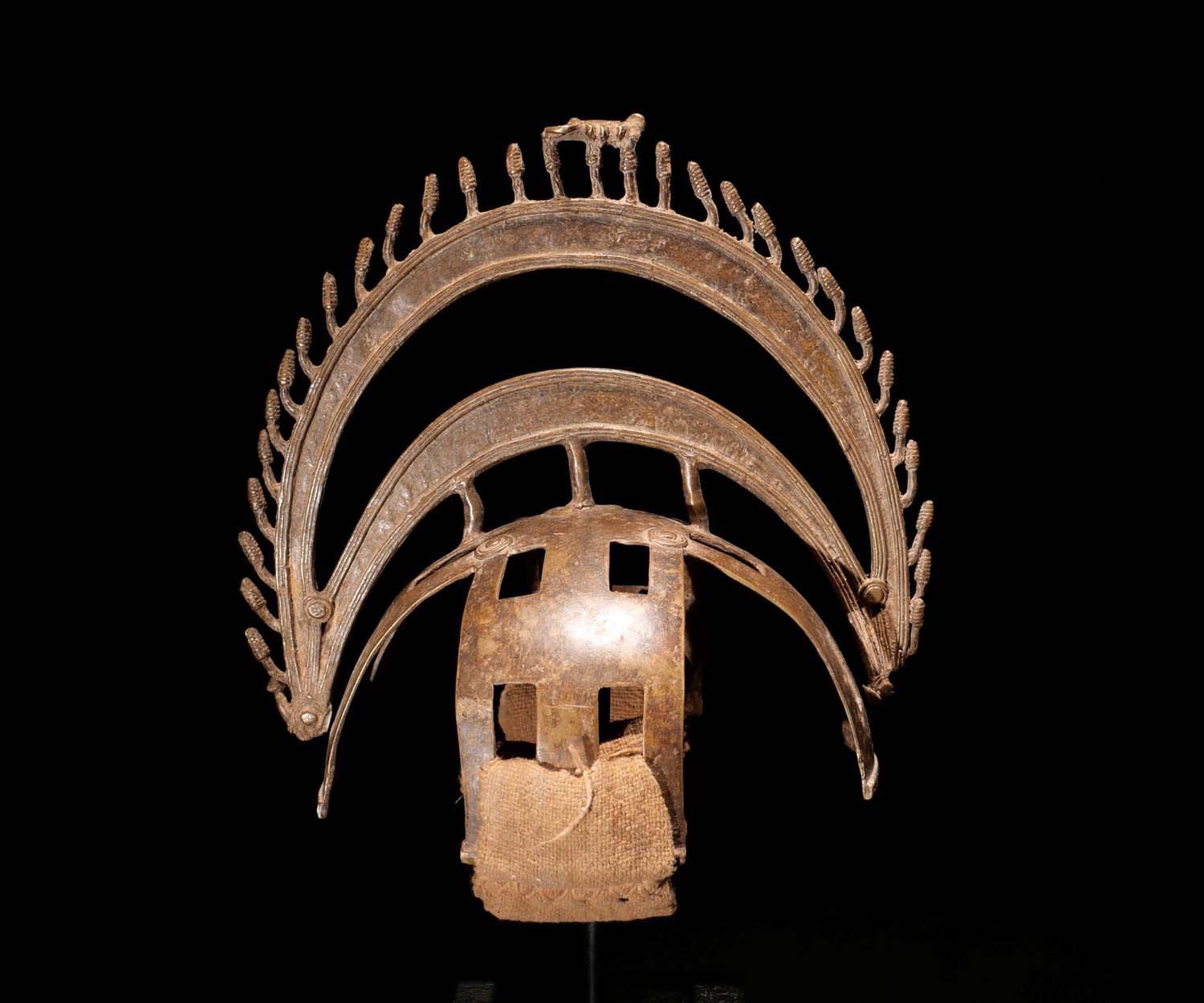 Krone für einen Würdenträger. Bronze gegossen. Lorhon / Burkina Faso / Elfenbeinküste. H 23 cm, D 20 cm. 1800.- €