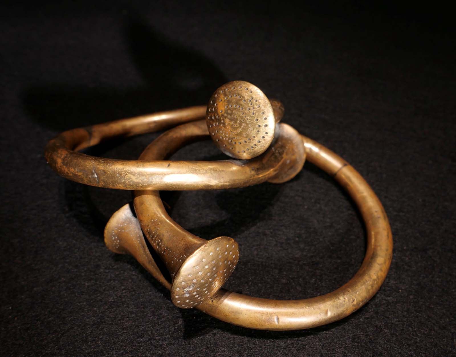 Paar Armreifen für Frauen. Bronze, gegossen in der verlorenen Form. Polliert und punziert. Angami-Naga. Frühes 20.Jhdt. D 10,5 cm. 700.- €