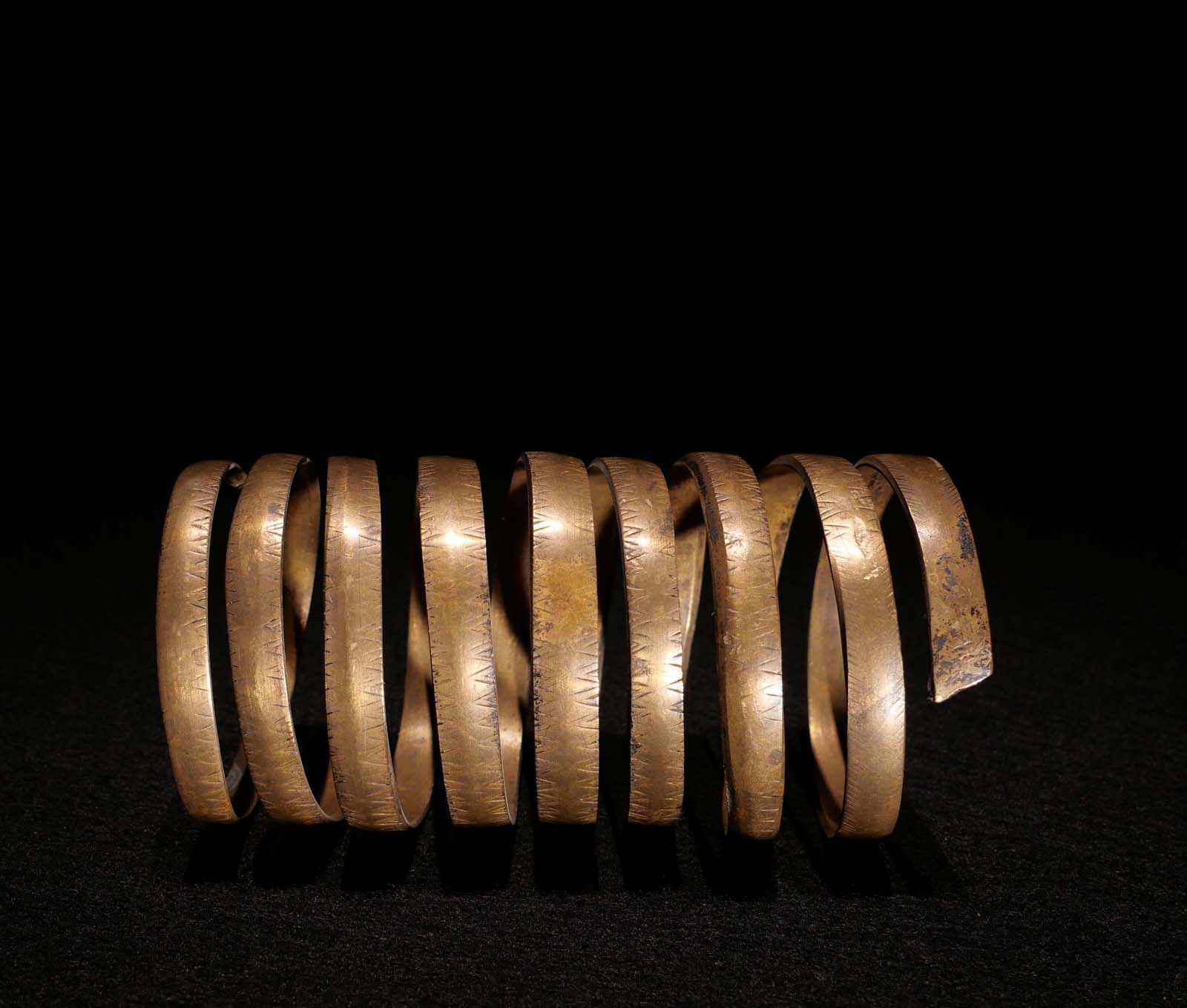 Spiral-Armreif für Mädchen. Bronze, Rundum-Muster. Konyak-Naga. Frühes 20.Jhdt. H 10 cm. 200.- €