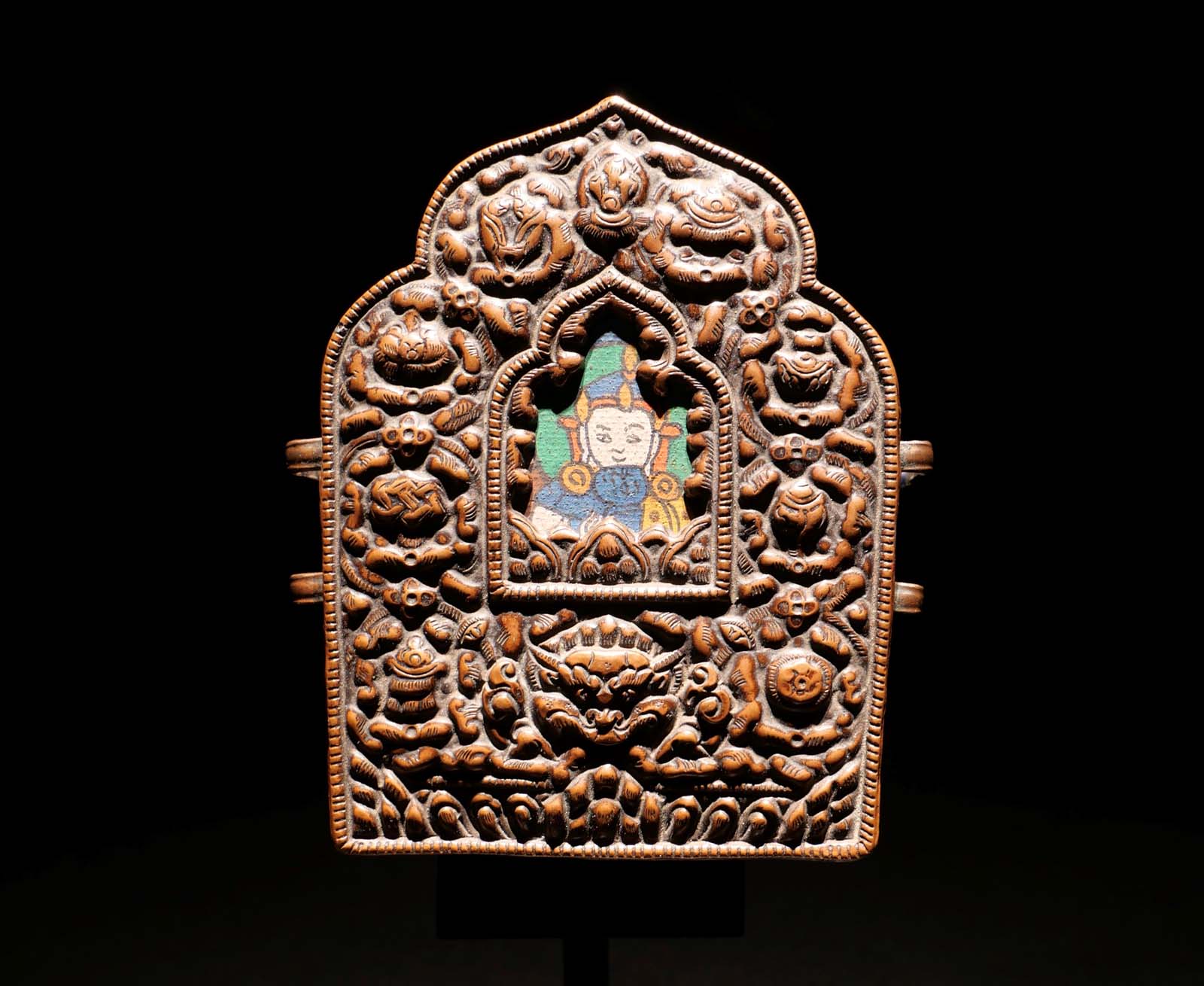 Reise-Altar „Ghau“, Kupfer, mit magischem Inhalt. Mitte 20. Jhdt. Tibet. H 11 cm. 300.- €