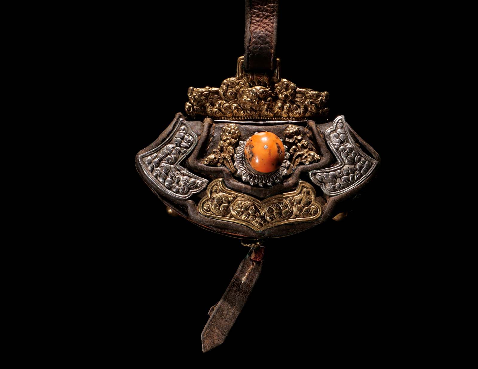 Börse, am Gürtel getragen Koralle, Silber, Bronze, Leder. Frühes 20. Jhdt. Zentral-Tibet. B 13 cm. 600.- €