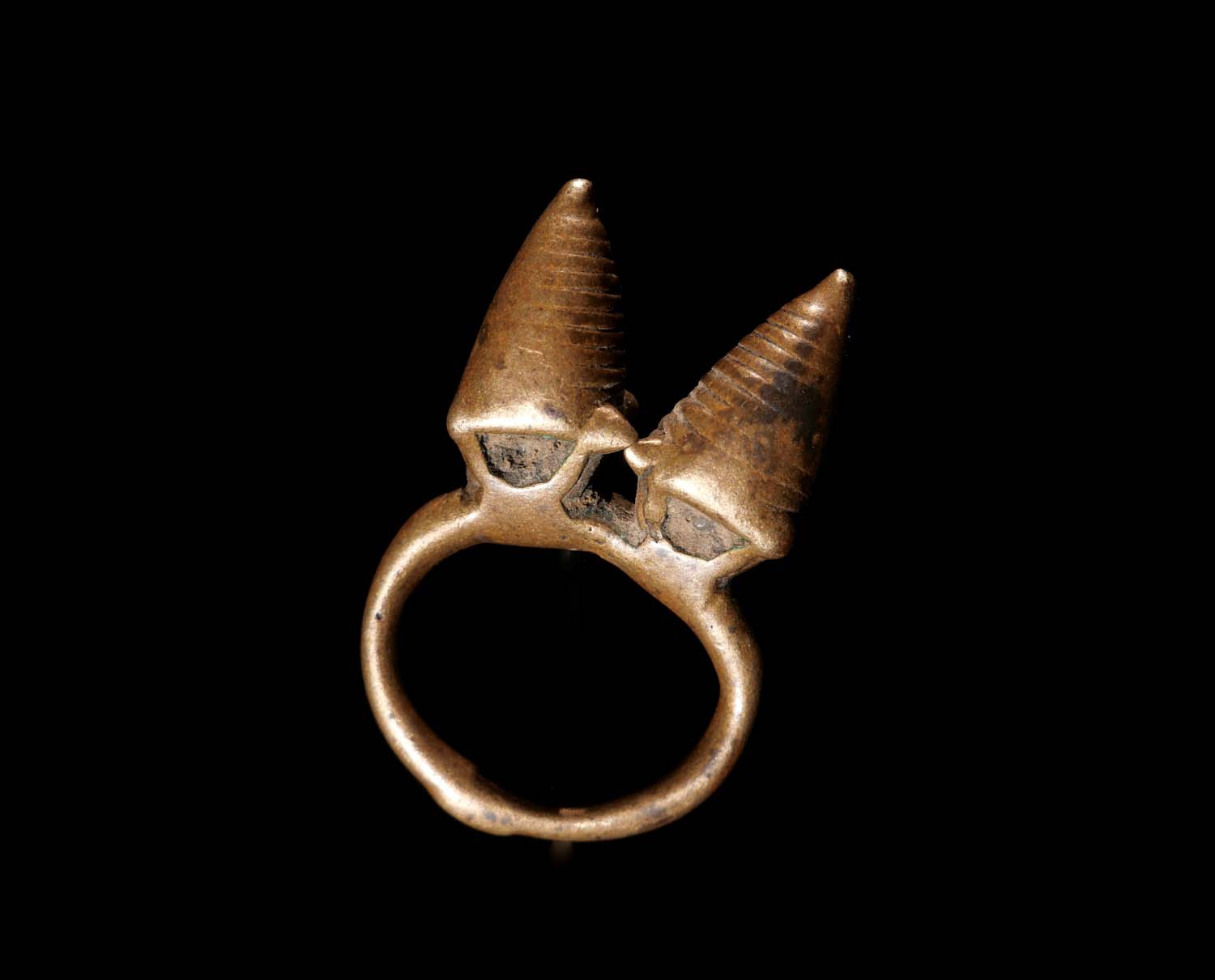 Fingerring für Männer. Bronze, gegossen in der verlorenen Form. Dogon / Mali. Anfang 20.Jhdt. H 4,5 cm, 120.- €