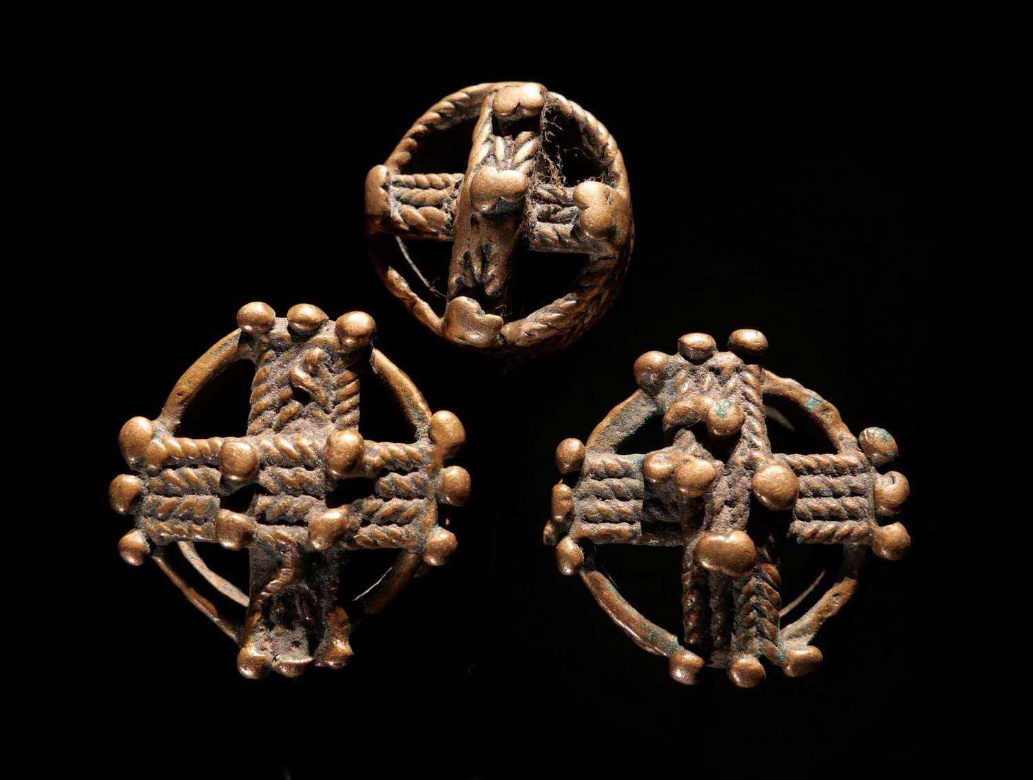 Drei Schmuckelemente. Bronze, gegossen in der verlorenen Form. Dogon / Mali. Priv.Slg.Berlin. D 2,5 cm, 100.- €.