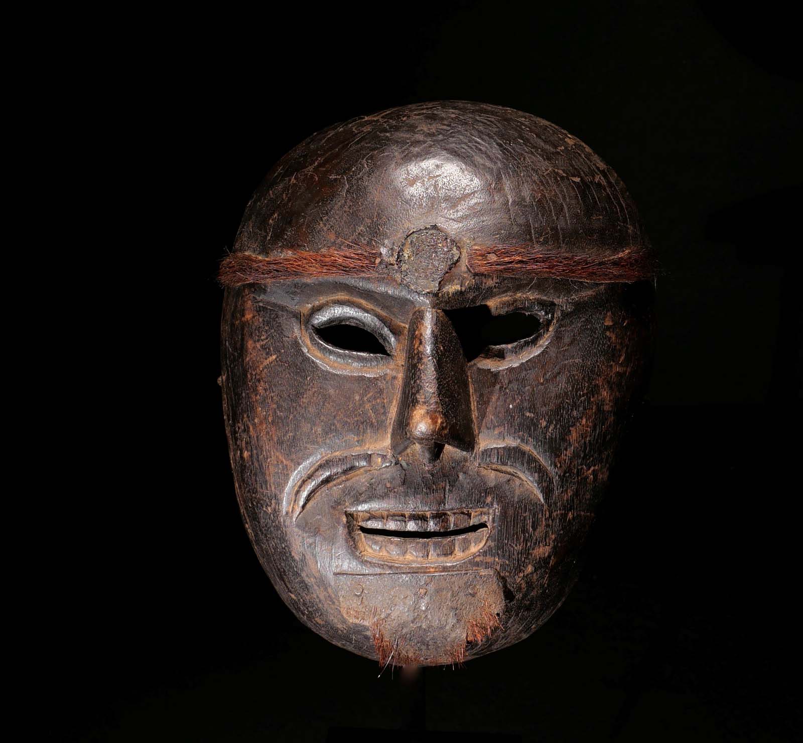 Schamanen-Maske, Holz, Affenfell-Reste, Münze. Nepal / Himalaya. Frühes 20.Jhdt. H 25 cm, 1200.- €