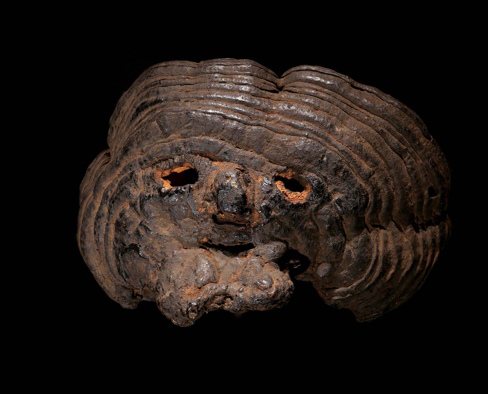 Schamanen-Maske. Baumpilz, geschwärzt. Frühes 20. Jhdt. Himalaya-Region. H 20 cm, B 35 cm. 700.- €