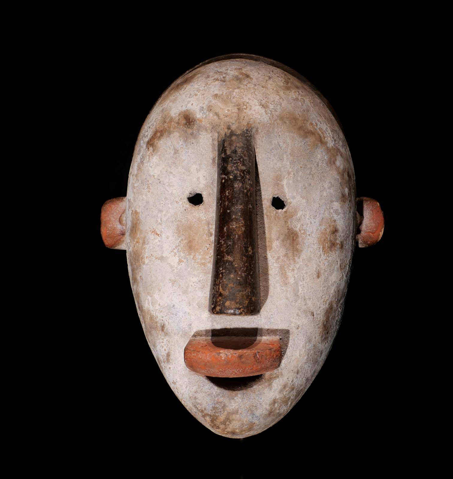 Gesichtsmaske. Holz, Kaolin, Pigmentfarben. Ibibio / Nigeria. H 25 cm, 1500.- €. Priv.Slg. Süd-D-Land.
