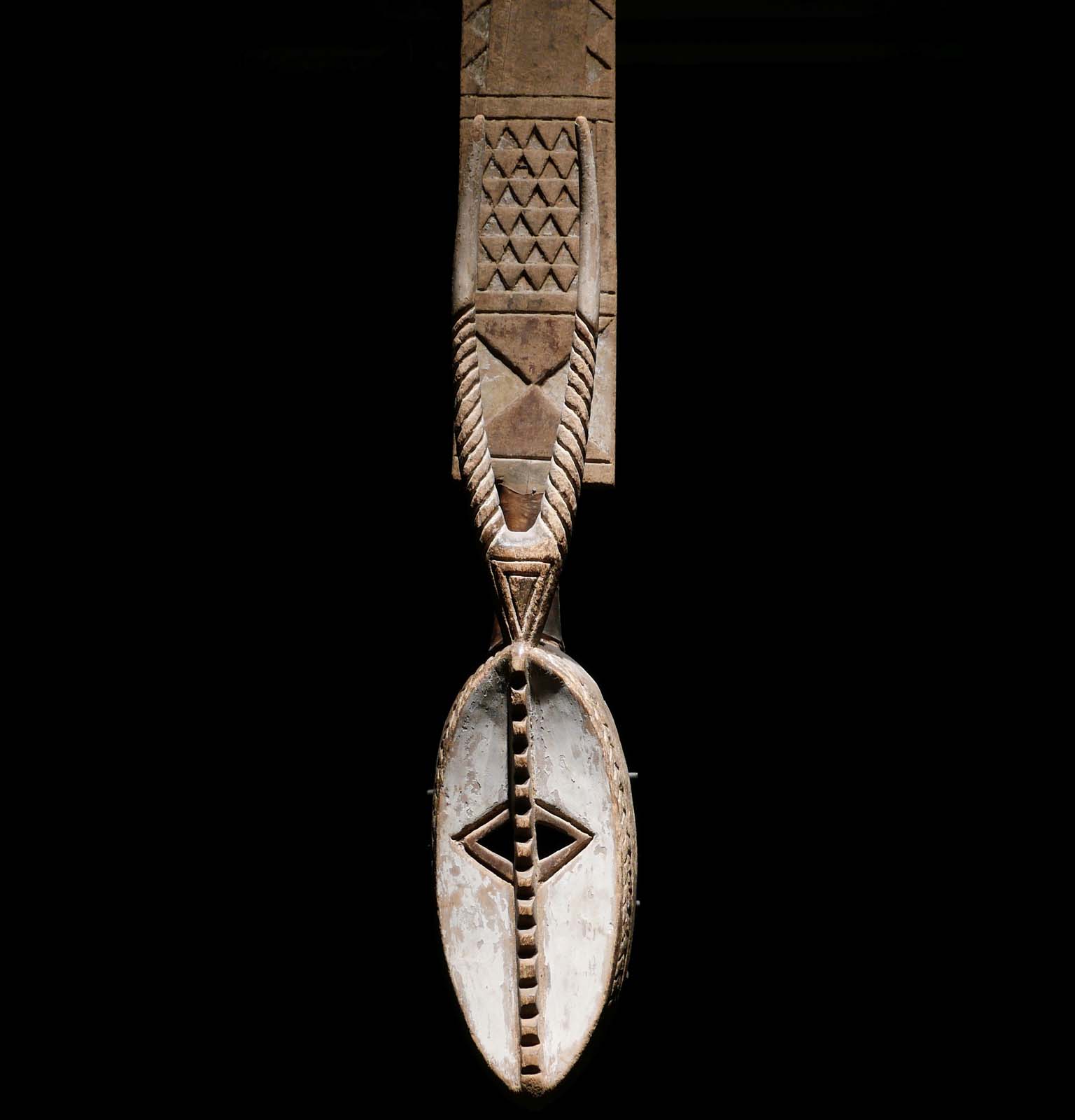 Brett-Maske „Karanga“. Holz, Kaolin. Mossi / nördliches Burkina Faso. Gesamt H 175 cm, Detail H 80 cm. 3200.- €. Priv.Slg. Süd-D-Land.