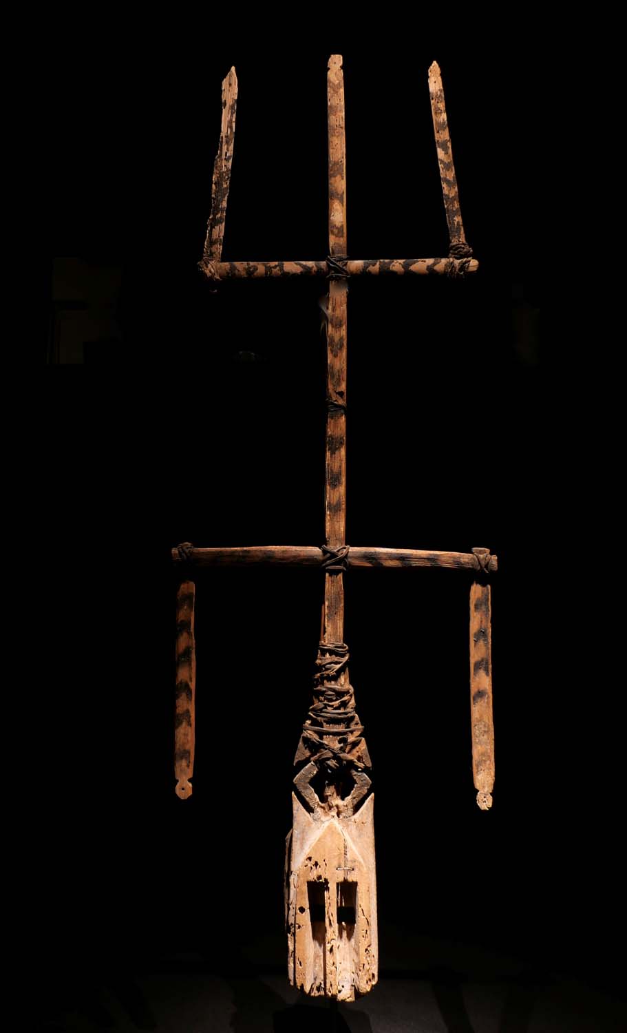 Sehr seltene Tanzmaske „Sim“. Holz, Palmholz, Pigmentfarben, Leder. Dogon / Mali. Christie`s Paris, Feb. 2021. Mitte 20.Jhdt. 4000.- €, H 155 cm.