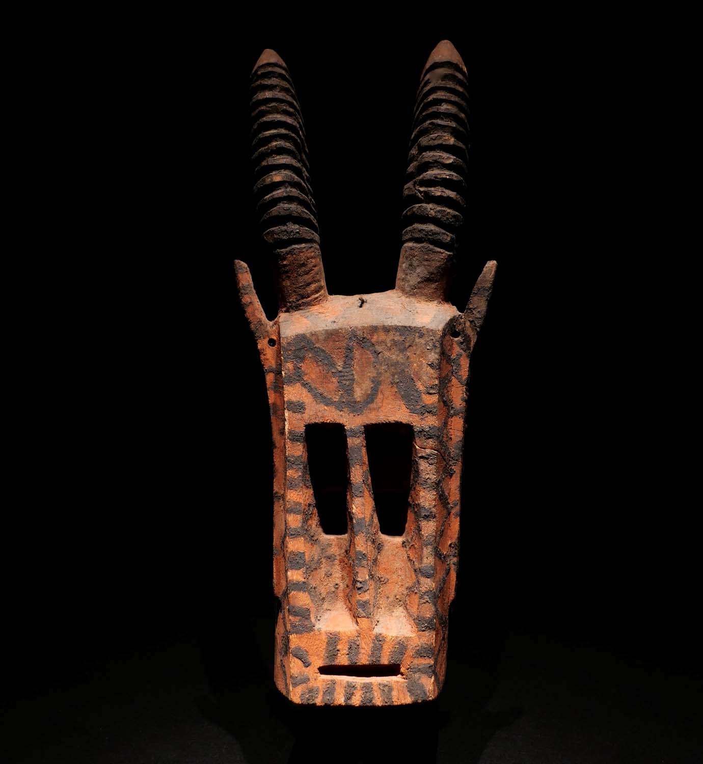 Tanzmaske „Antilop Walu“. Holz, Pigmentfarben, Baobab-Schnur. Dogon / Mali. H 56 cm. Erworben in Tireli / Mali. Mitte 20.Jhdt. Priv.Slg. Berlin. 2000.- €