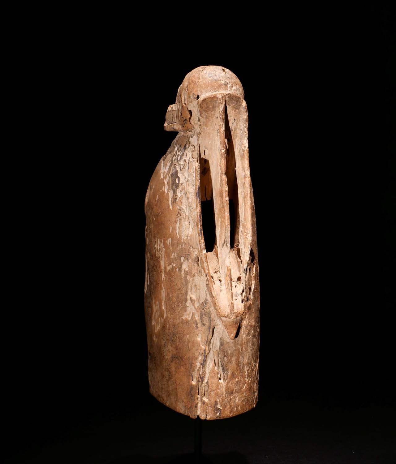 Sehr seltene Gesichtsmaske „singe blanc“, Weißer Affe. Holz, verwittert. Dogon / Mali. Mitte 20.Jhdt oder älter. Ex.Galerie Franke. H 43 cm. 2500.- €