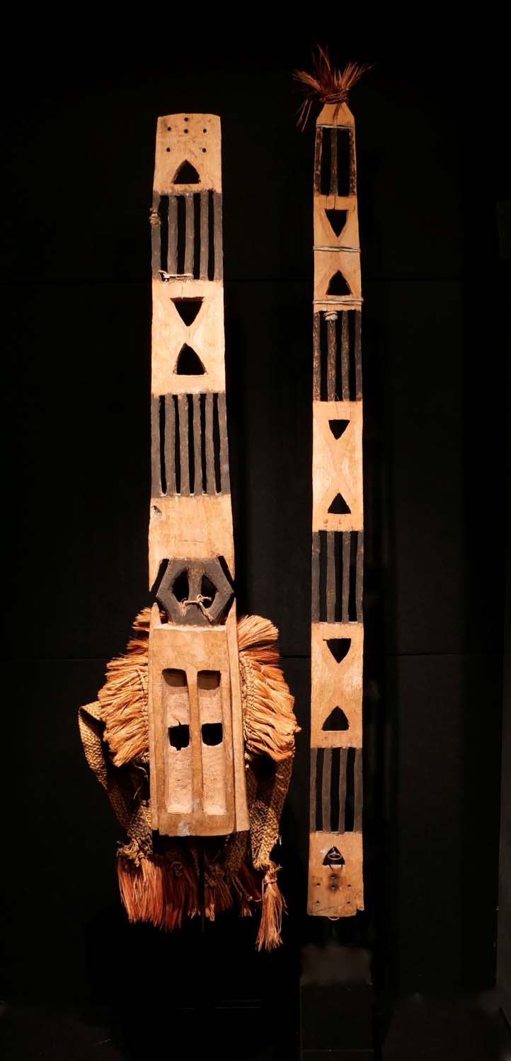 Seltene Tanzmaske „Sirige“ (Stockwerkhausmaske). Holz, Pigmentfarben, Ruß, Lederstreifen. Kostüm aus gefärbten Baobab-Fasern. Die beiden Teile werden zusammen gebunden. Gesamtlänge 340 cm. Dogon / Mali. Mitte 20.Jhdt. Priv.Slg. 4000.- €