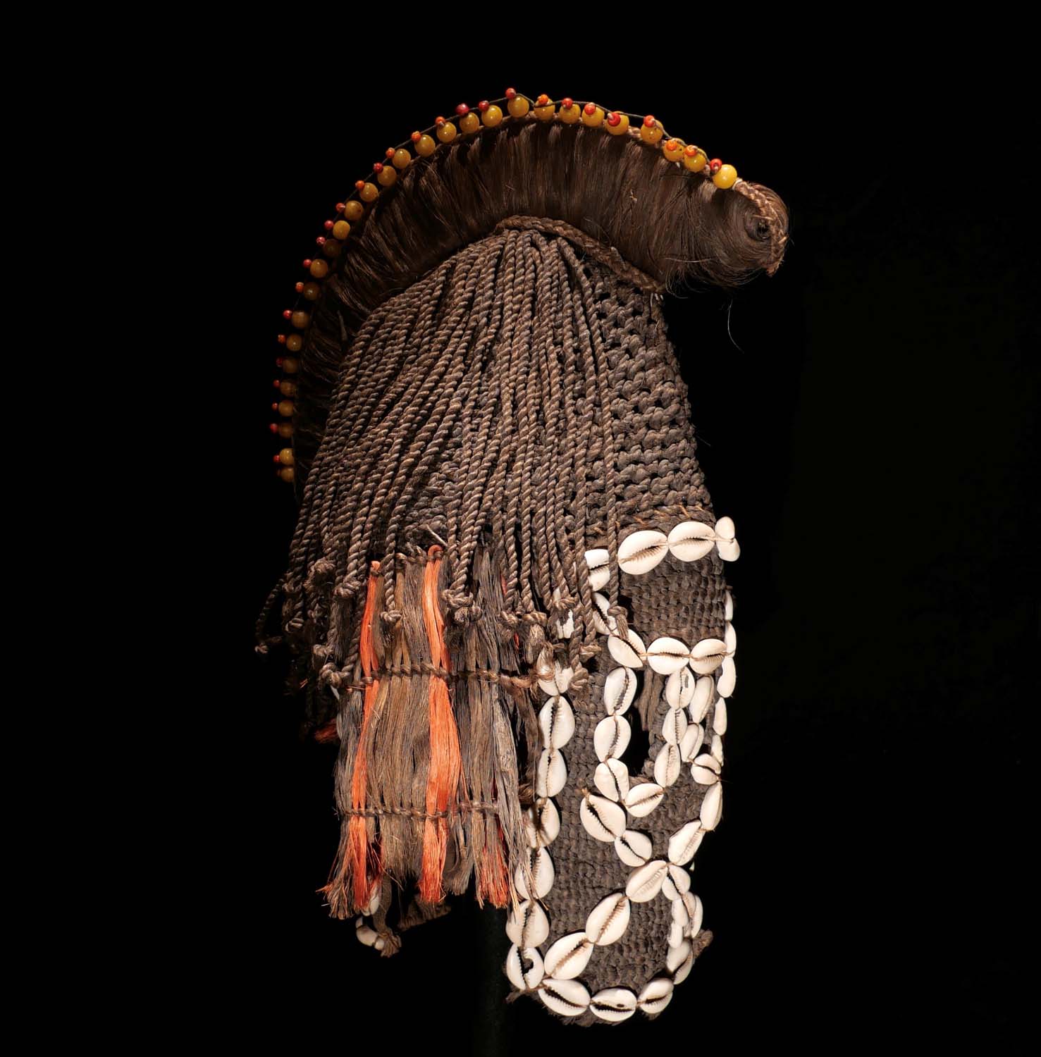 Kopfaufsatz „bede“ zur Tanzmaske „Yagule = Junges Peul-Mädchen“. Baobab - Kordel, Fasern und Flechtwerk, Kaurischnecken, Glasperlen.  H 40 cm. Dogon / Mali, 2.Hälfte 20.Jhdt. 450.- €. Zu dieser Maske gehört ein Träger-Oberteil und sie wird auf Stelzen get