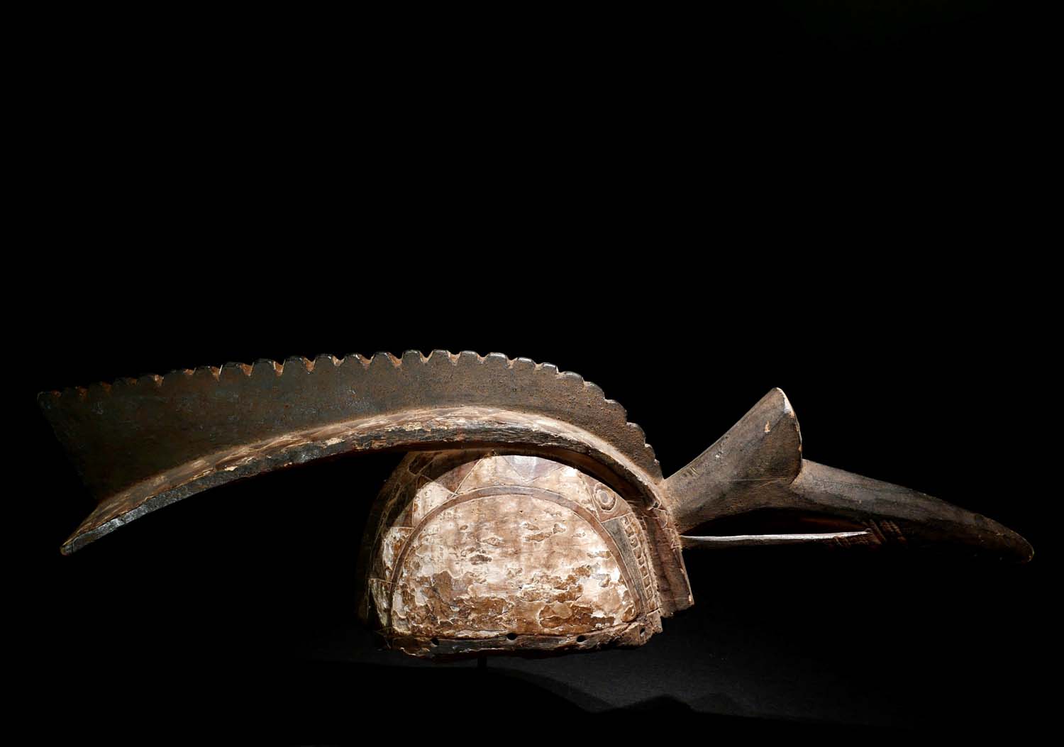Helmmaske „Hornrabe“. Holz, Pigmentfarben. Mossi / Burkina Faso. Mitte 20.Jhdt. L 84 cm. Deutsche Priv.Slg. 1500.- €