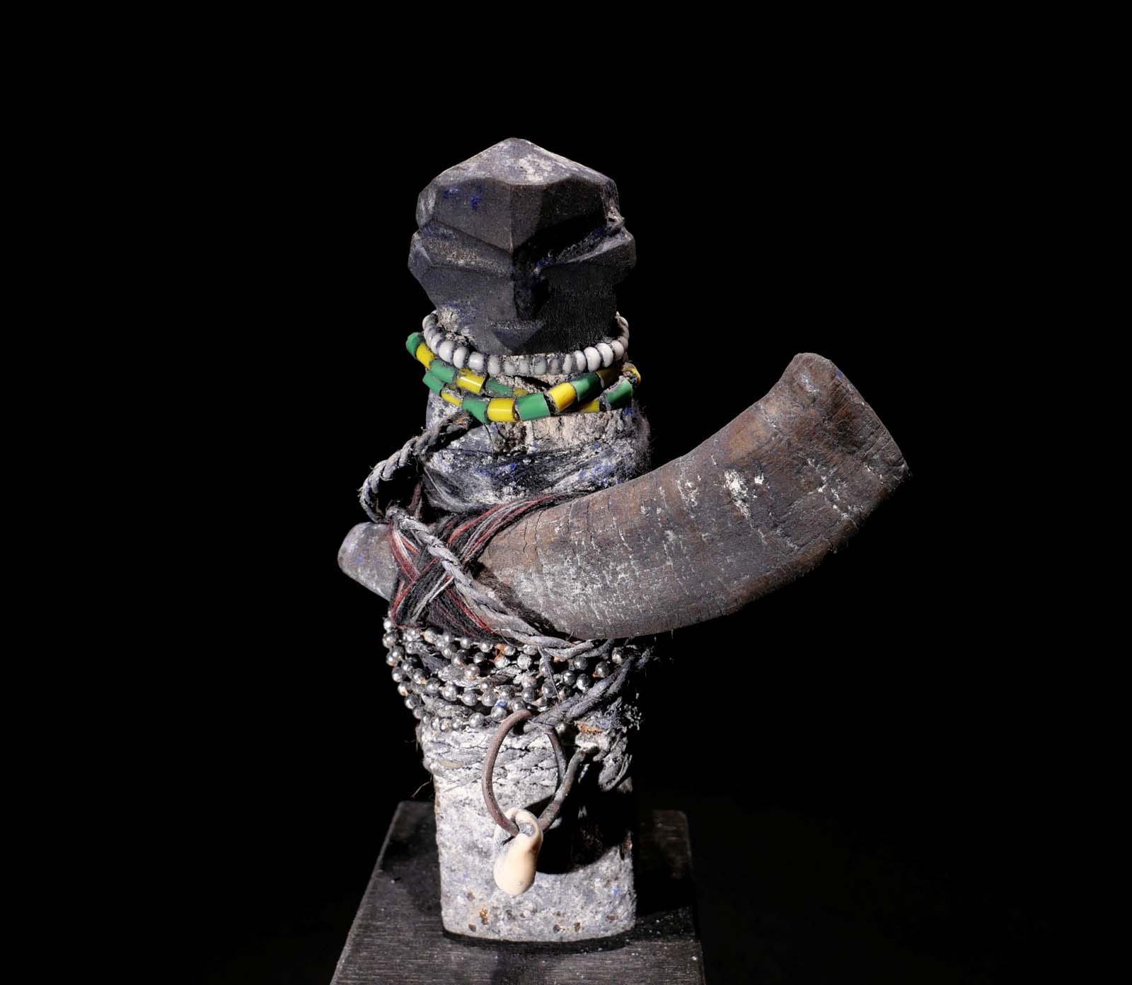 Fetisch-Figur, Holz, Kaolin, Glasperlen, Horn, Metall. Fon / Benin. H 13 cm, 250.- € Priv.Slg. Süd-D-Land.