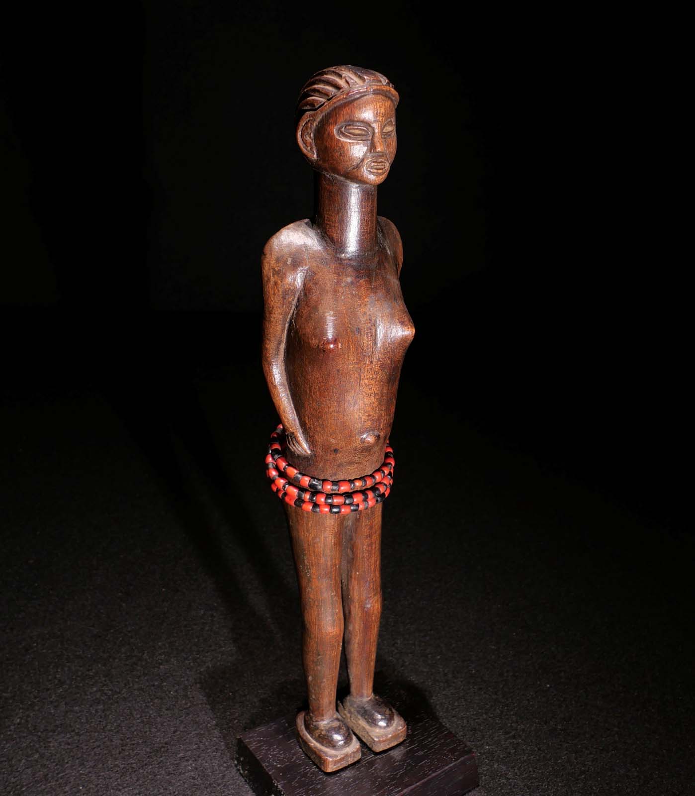 Weibliche Schreinfigur. Holz, Glasperlen. Lunda / Angola. Mitte 20.Jhdt. H 32 cm. 1200.- €