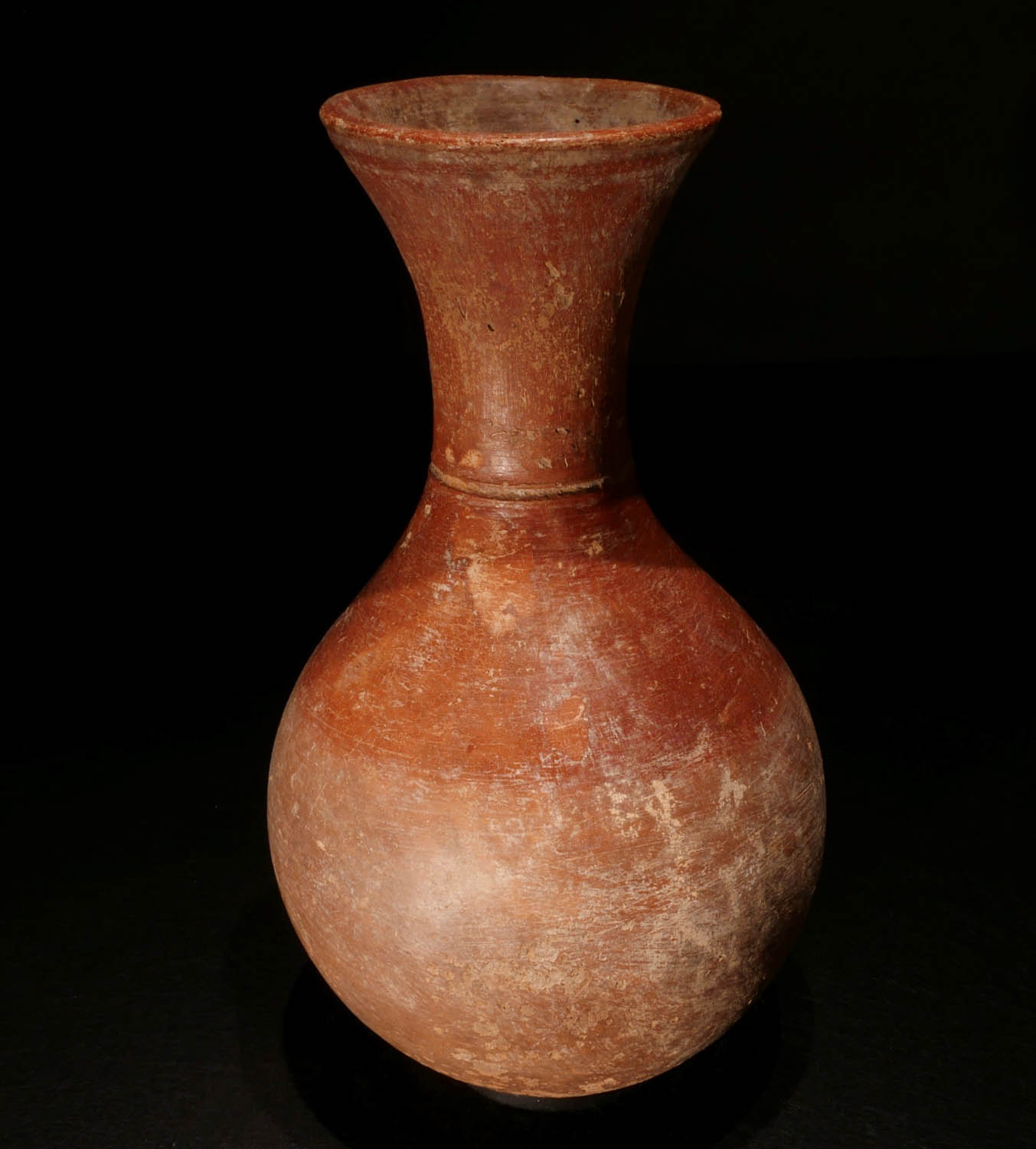 Zeremonielle Vase. Terrakotta, Engobe. Guimbala / Nigerbinnendelta, Mali. 12.- 16. Jhdt. H 30 cm.