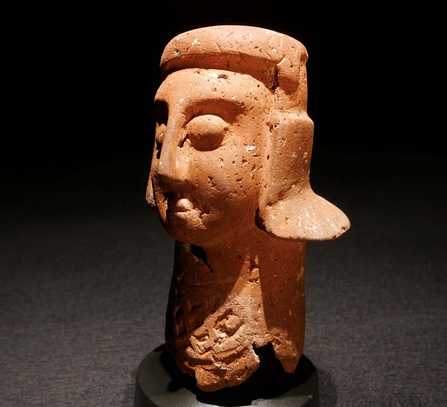 Hals eines Gefäßes. Terrakotta. Axum / Hochland Äthiopien. 100 - 600 Jh. H 14 cm, D 10 cm.
