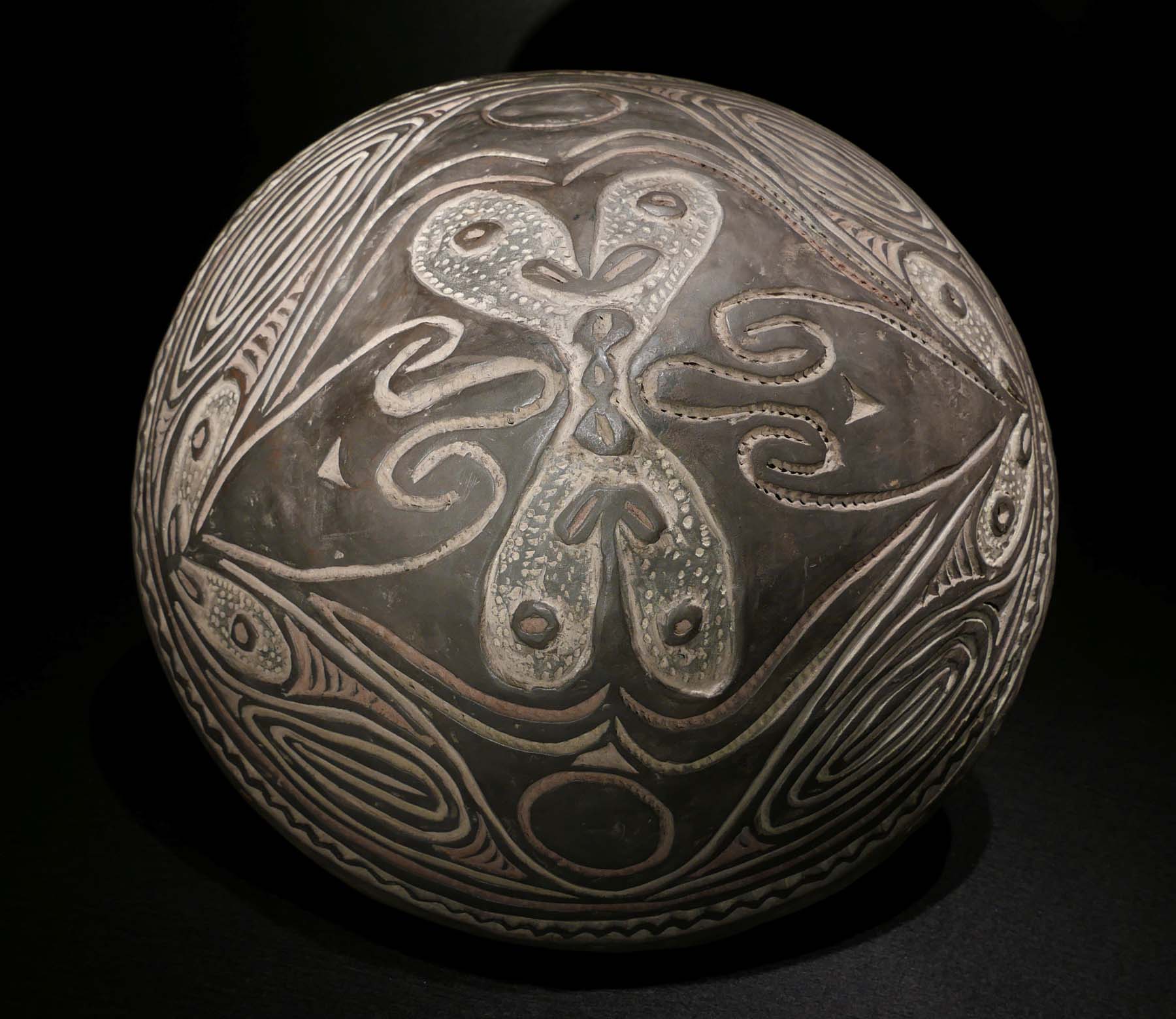 Tiefe Speiseschale, Terrakotta, Farbpigmente. Koiwut / Sepik / Papua-Neuguinea. D 38 cm. 950.- €