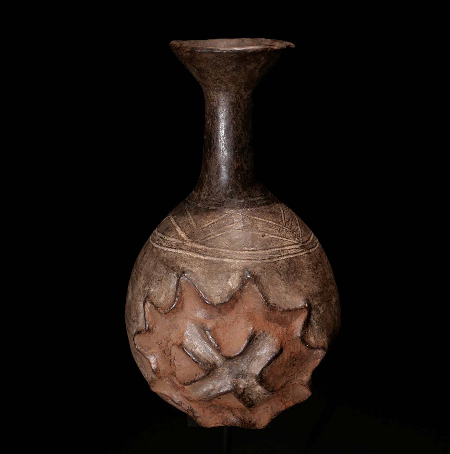 Palmweinflasche, Terrakotta, Engobe, Farbpigmente. Tutsi / Ruanda / Kongo. H 28 cm, 800.- €