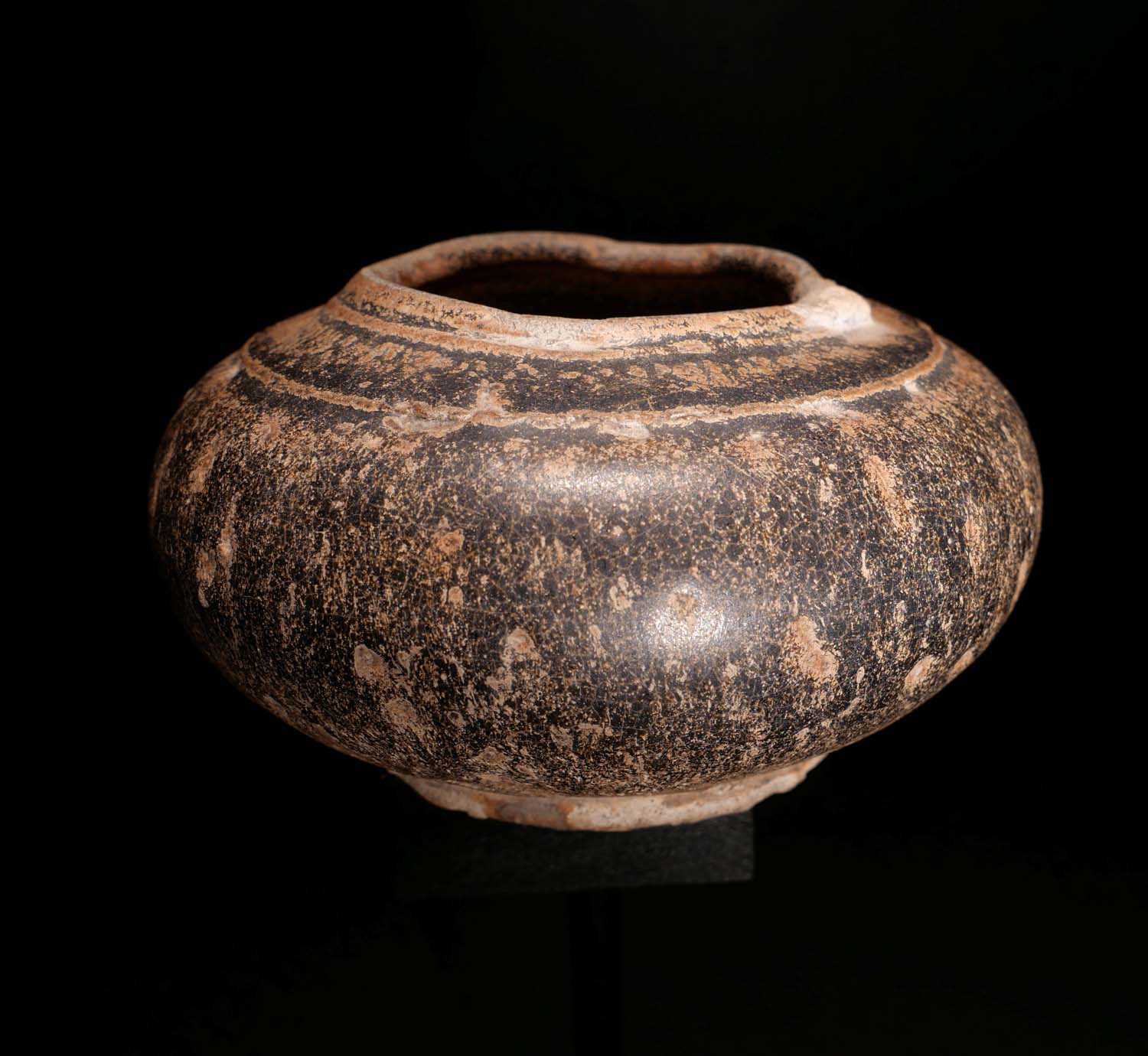 Zeremonielles Gefäß. Chaliang-Keramik, Sawankhalok / Thailand. 14.-16.Jhdt. H 11 cm, 400.- €