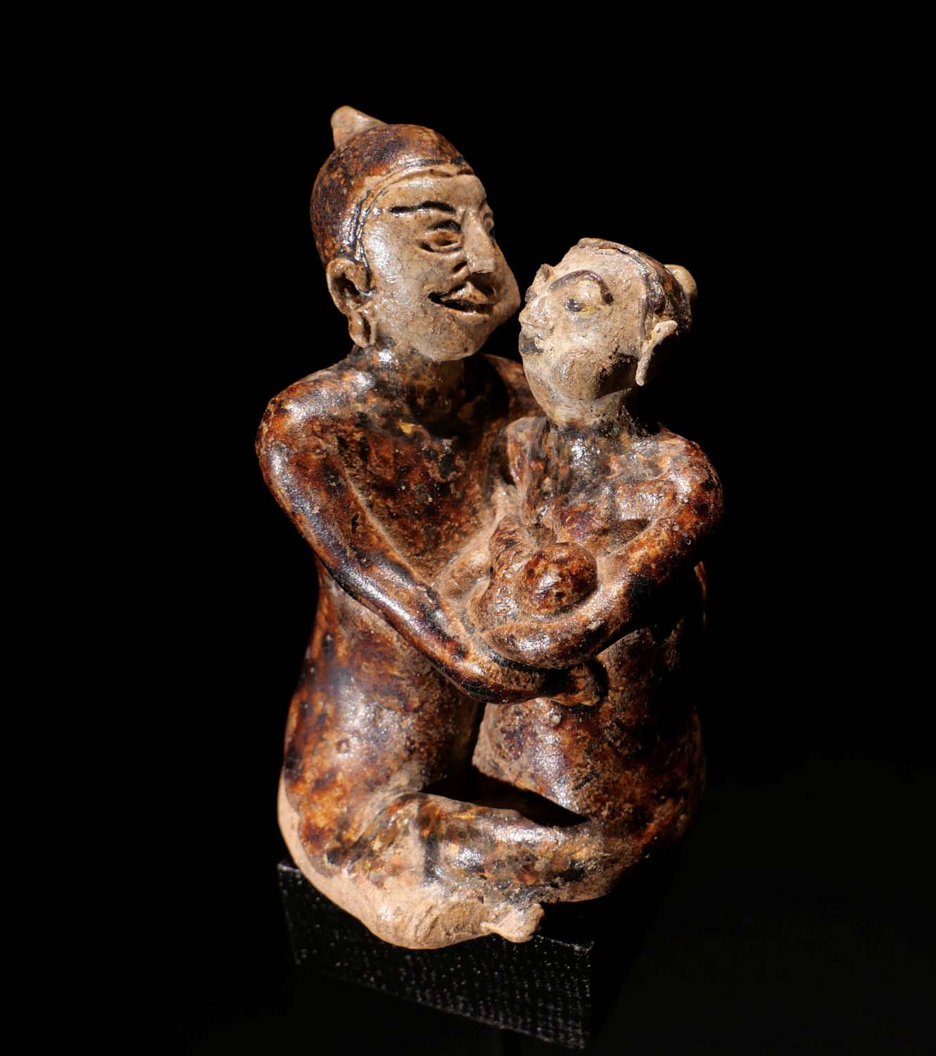 Betel kauendes Paar mit Kleinkind im Arm. Terrakotta, Celadon glasiert. Sawankhalok / Thailand, 14.-16.Jhdt. H 9 cm. 600.- €