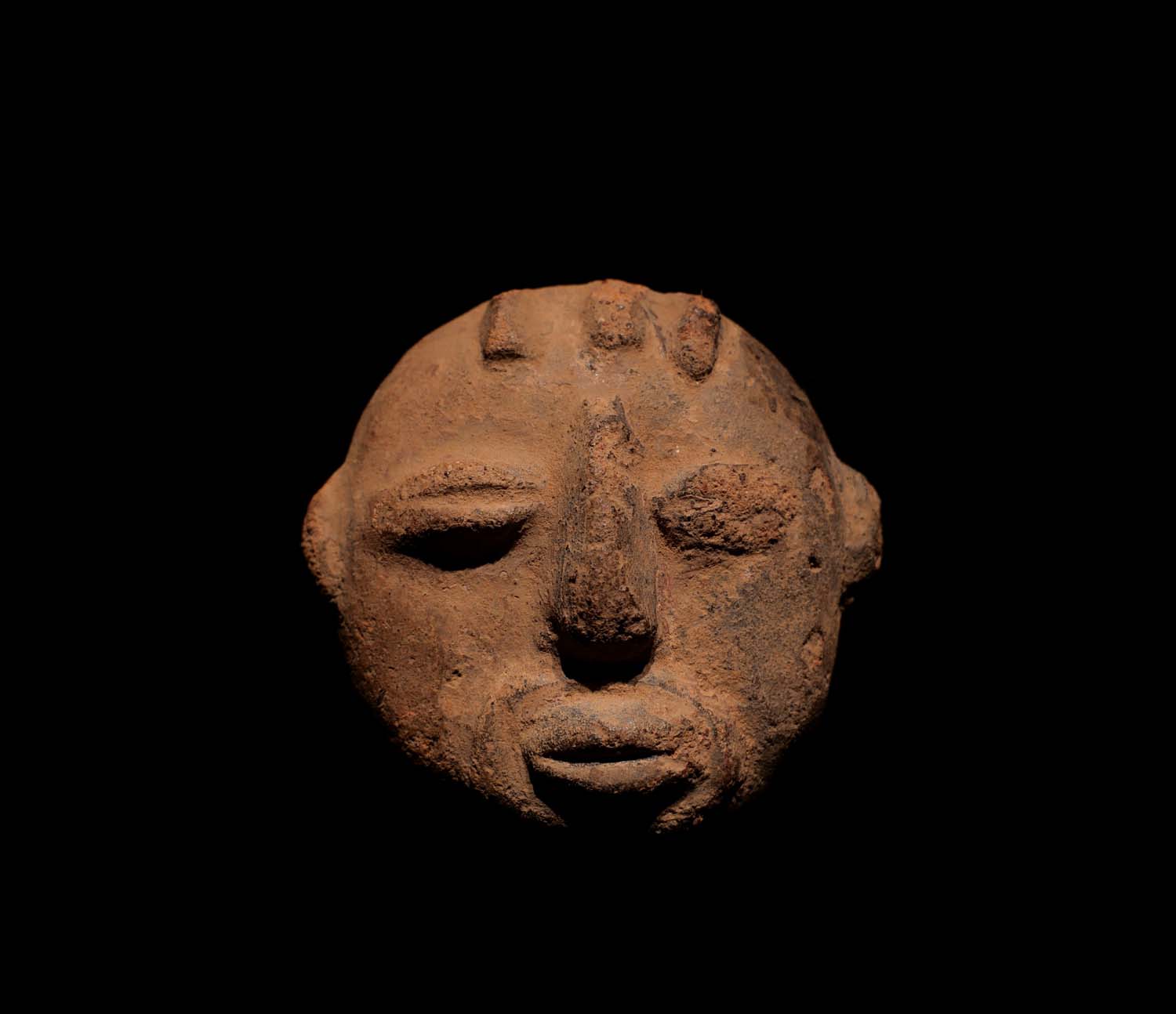 Kopf-Fragment einer Figur.Terrakotta. Guimbala / Mali. 12.-16.Jhdt. H 7 cm, 350.- €. Priv.Slg.Stuttgart.