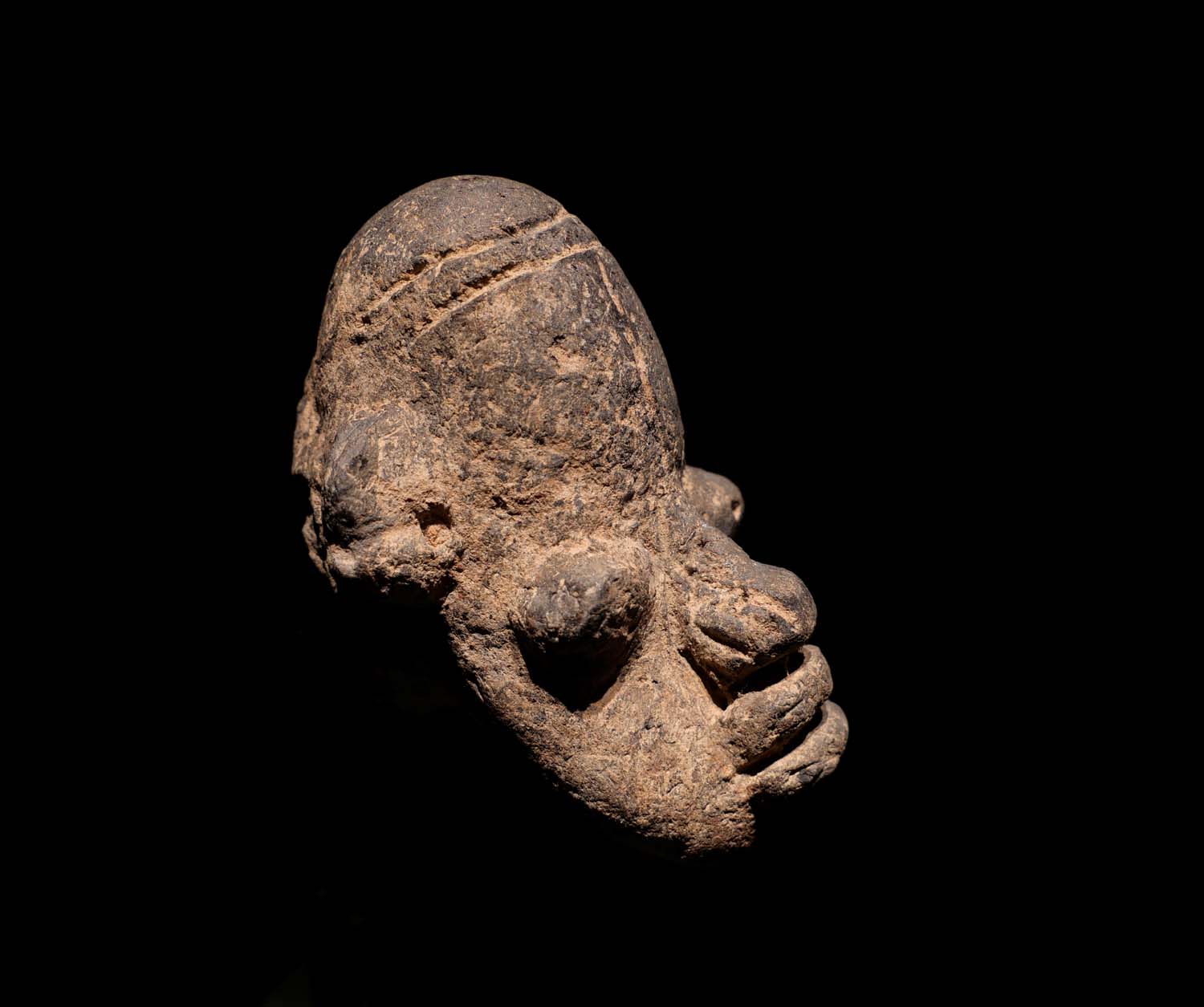 Kopf-Fragment einer Figur.Terrakotta. Djenne / Mali. 12.-16.Jhdt. L 8 cm, 400.- €. Priv.Slg.Stuttgart.