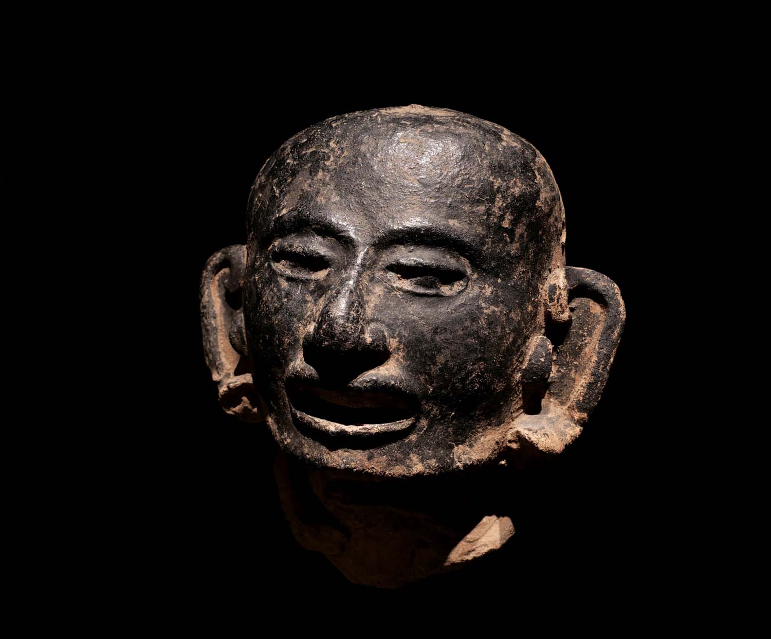 Kopf eines Räuchergefäßes. Terrakotta, schwarze Glasur. Prä-Kolumbisch. Las Remojadas / Mexiko. Priv.Slg. München. H 14 cm, 1600.- €