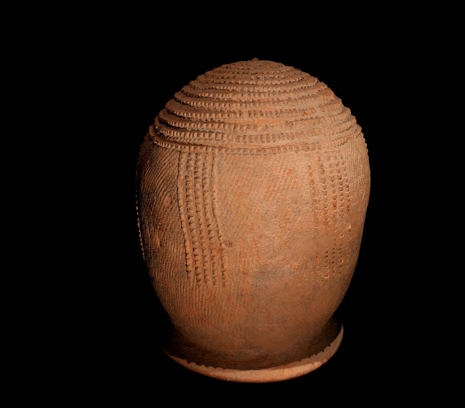 Glockenförmiges Urnen-Gefäß mit plastischen Ornamenten. Bura / Niger. 3.-11- Jhdt. H 28 cm. Deutsche Priv.Slg. 500.- €