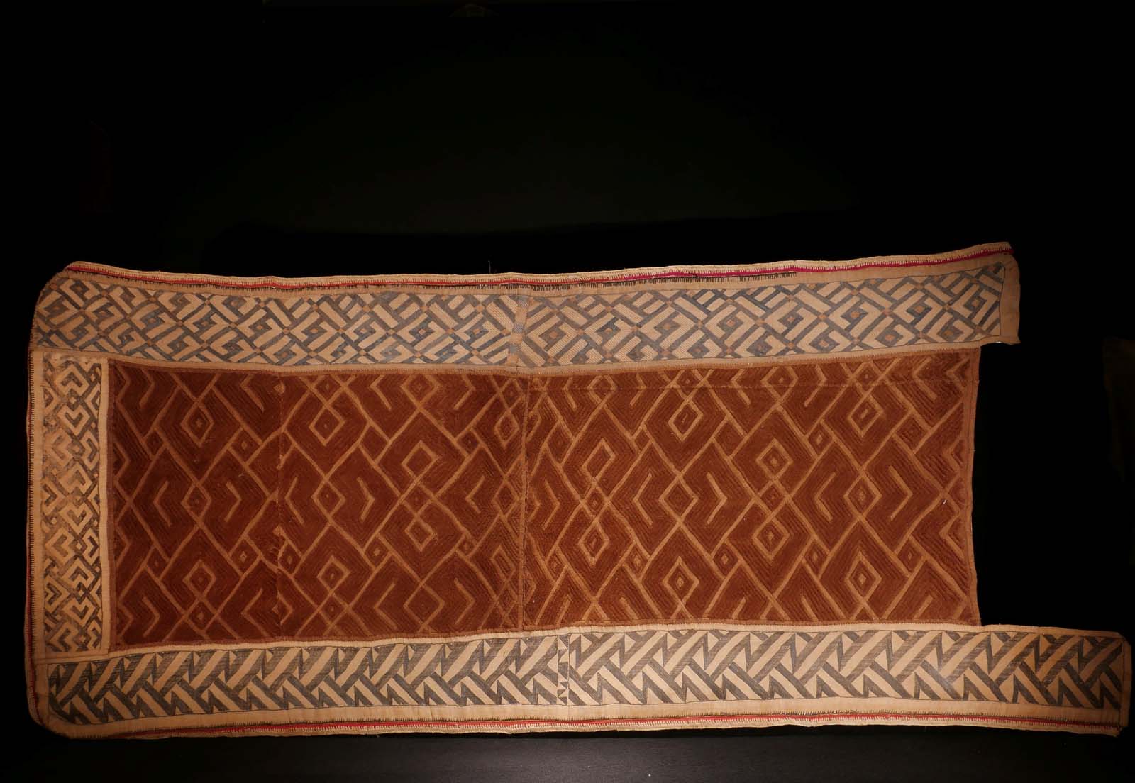 Frauen-Wickelrock, Raphia, Samtstickerei, Bordüren Flachstickerei, gefärbt mit Rotholz-Pulver. Bushong / Kongo. L 150 cm, B 68 cm. 900.- €