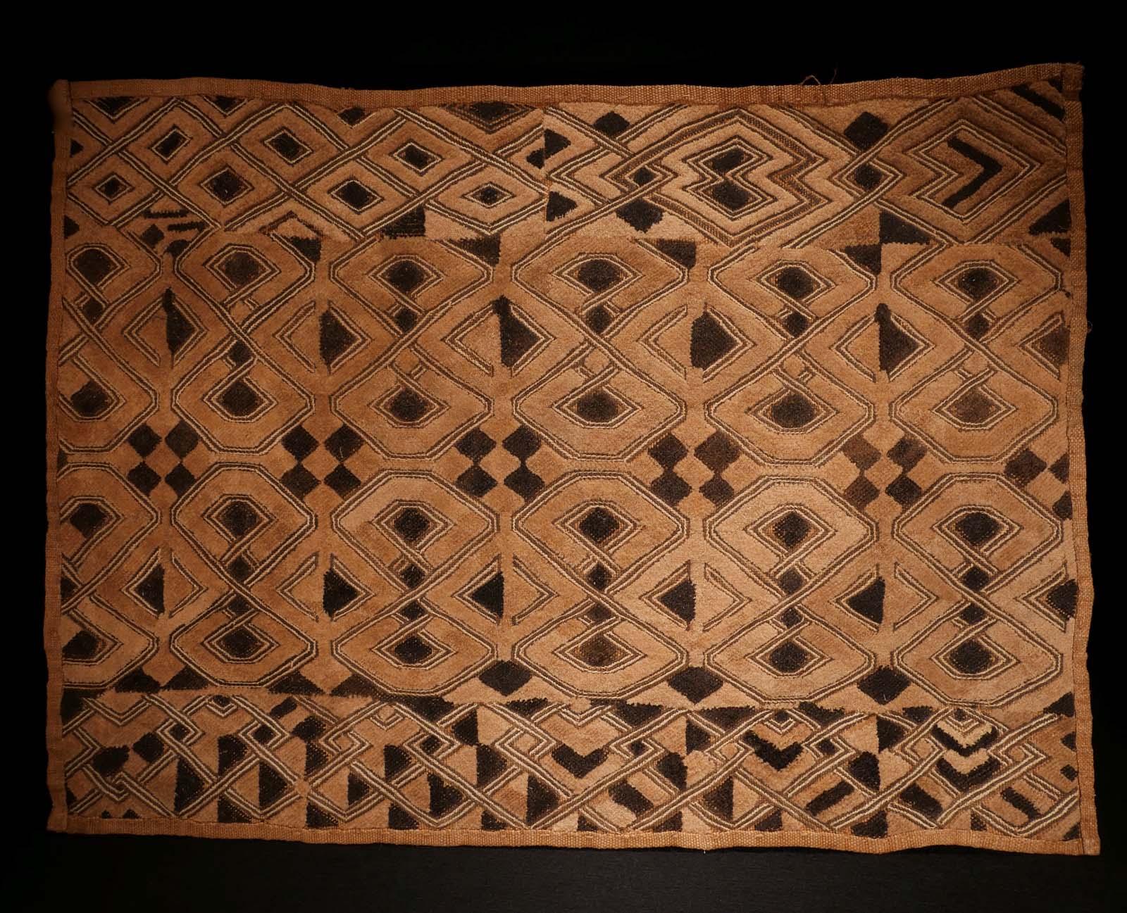 Zahlungsmittel „Shoowa“, Raphia, Plüschstickerei. Bakuba / Kongo, B 70 cm, H 52 cm. 500.- €