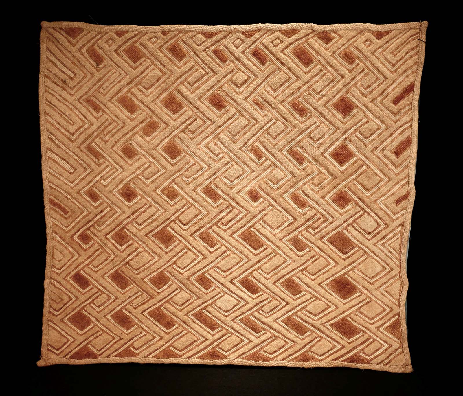 Zahlungsmittel „Shoowa“, Raphia, Plüschstickerei. Bakuba / Kongo, B 65 cm, H 57 cm. 300.- €